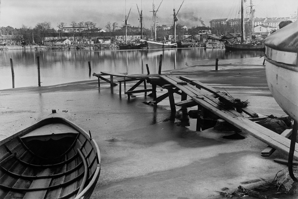 Taivallahden rantaa nähtynä Taivalsaaresta. Taustalla vasemmalla Kivelän sairaalan rakennuksia.
