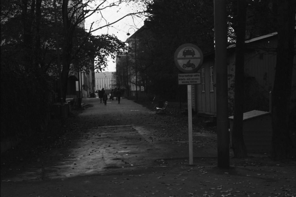Kluuvi, Yrjö-Koskisen katu. Syksyinen näkymä Snellmaninkadulta länteen Puutarhakadulle (nyk. Yrjö-Koskisen kadulle). Taustalla Eduskuntatalo.