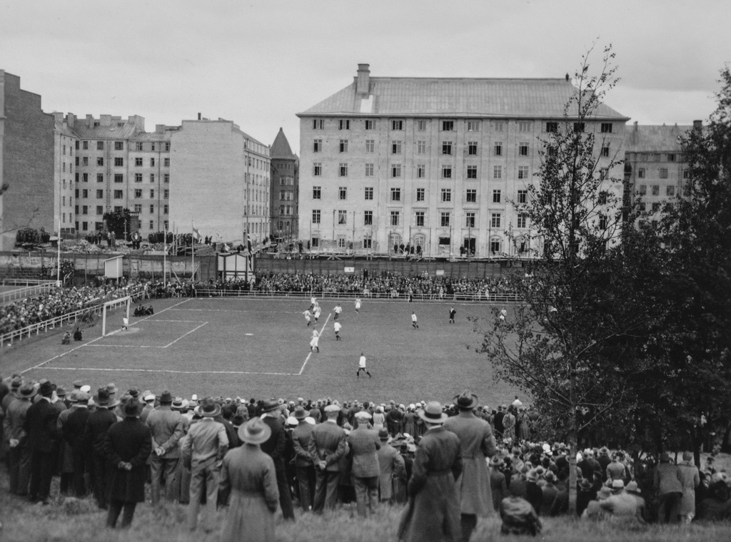 Jalkapallo-ottelu Stadionin pallokentällä. Urheilukatu 5, 24.