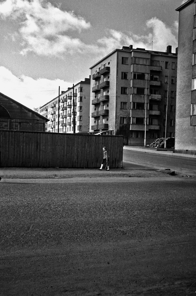 Edessä oikeassa kulmassa Töölönkatu 52. Sen takana Humalistonkatu 11 ja Humalistonkatu 13. Vasemmalla puurakennus ja aita tontilla Humalistonkatu 8.