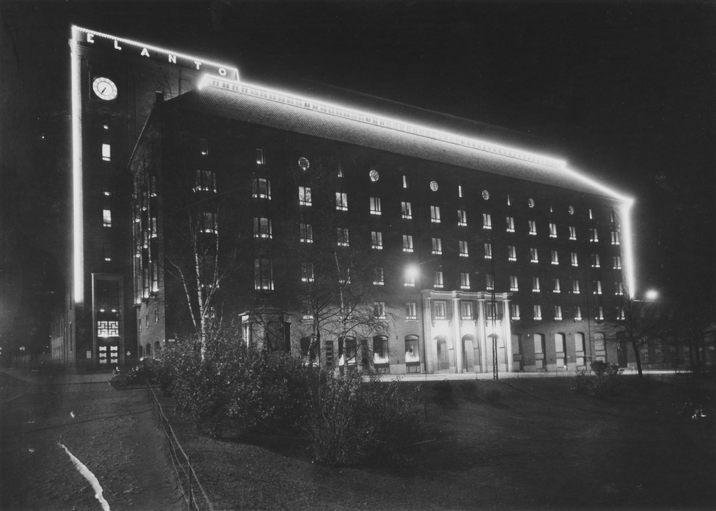 Elannon pääkonttori, Kaikukatu 2, juhlavalaistuna 25 -vuotisjuhlan kunniaksi.