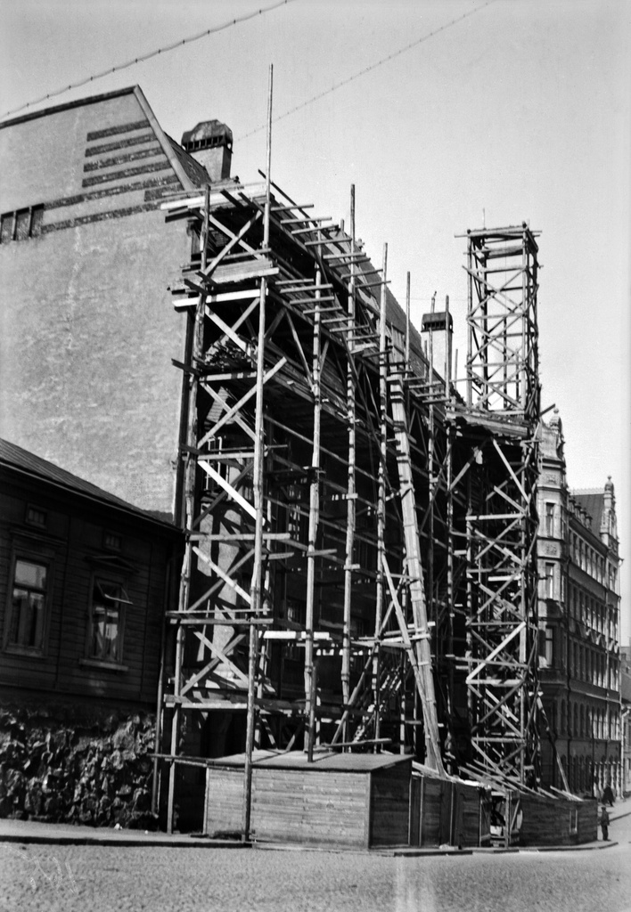 Uudelleenrakennustöitä,  Eteläinen Makasiinikatu 4. OY Navigatorin talo.