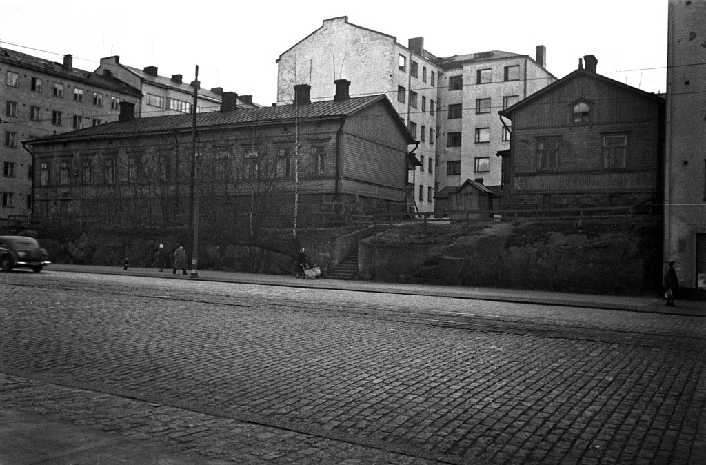 Puurakennuksia, Mannerheimintie 102.