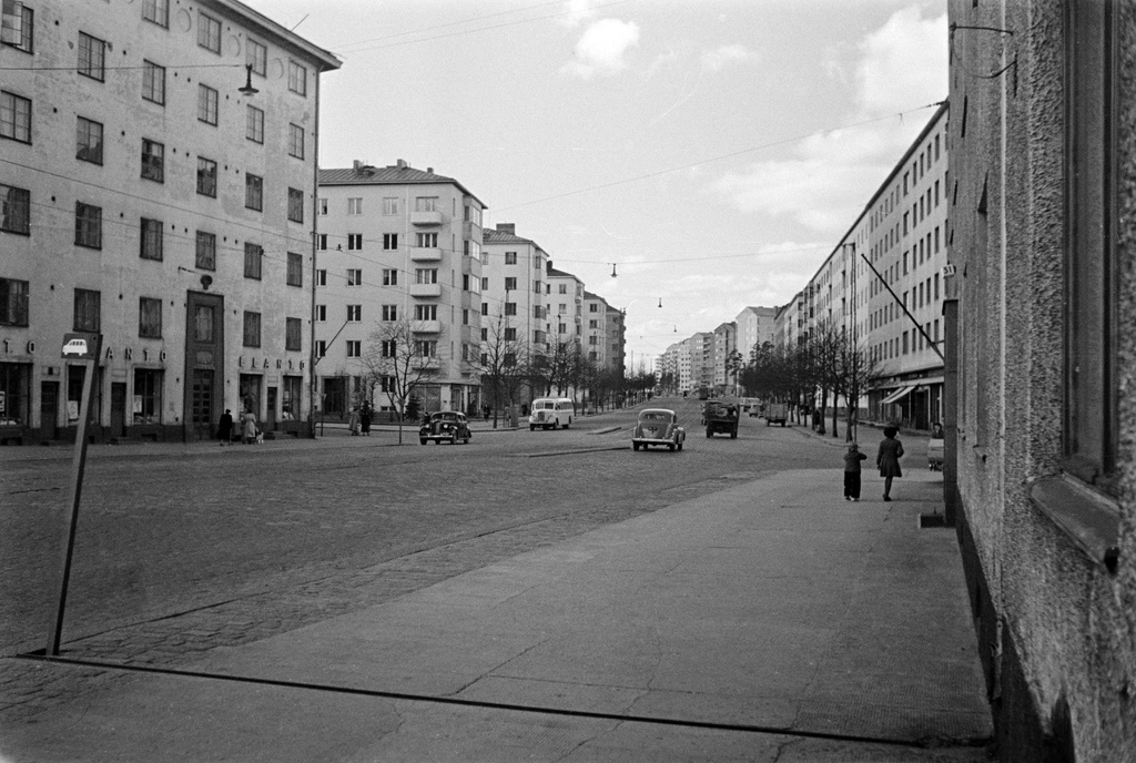 Katunäkymä Mannerheimintieltä. Vasemmalla Mannerheimintie 104 - 112, oikealla Mannerheimintie 51 - 65. Mannerheimintie 104:ssä Elannon myymälä.