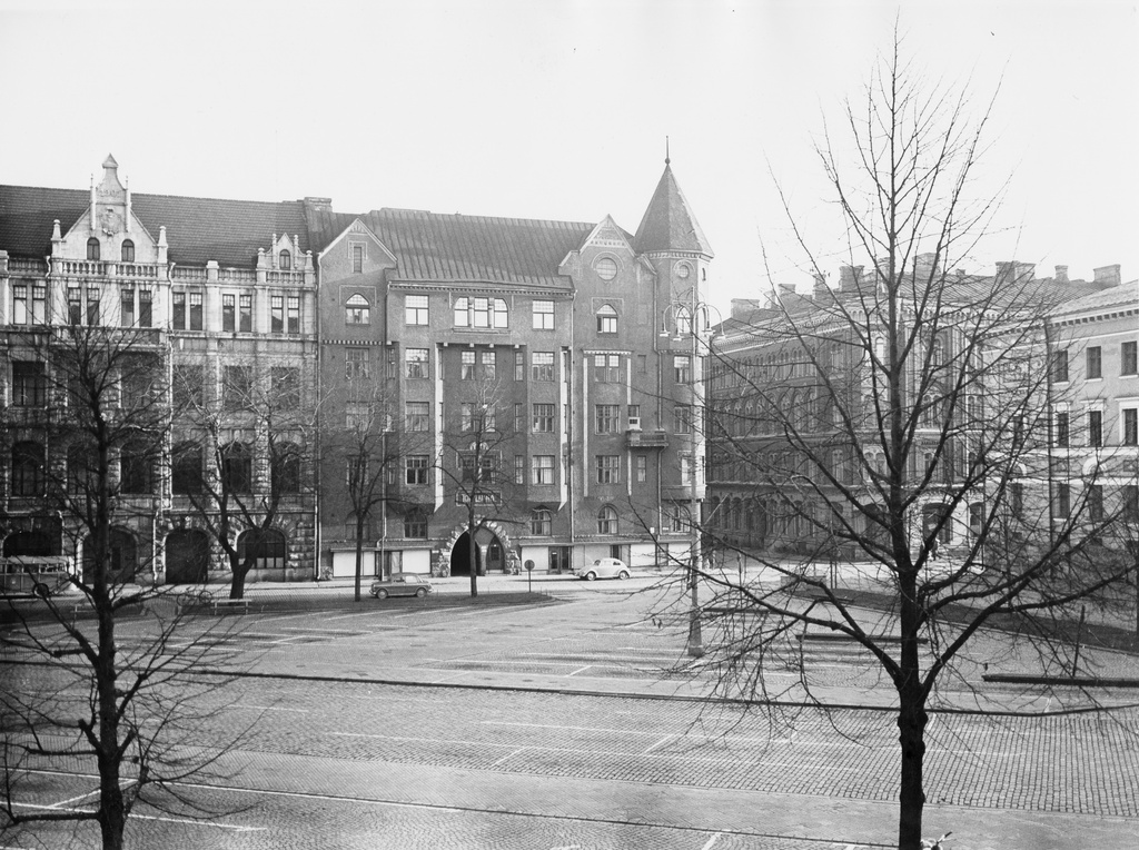 Kasarmintori. Fabianinkatu 13, 15. Fabianinkatu 15 arkkitehti Valdemar Aspelin, valm. 1902.
