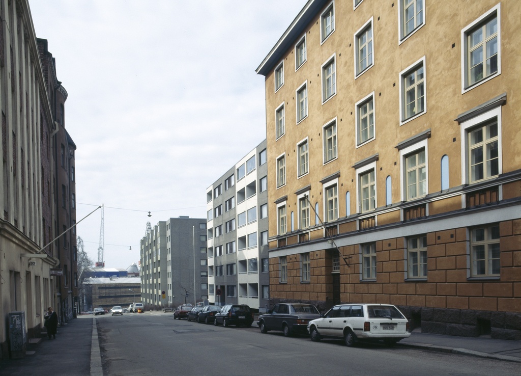 Punavuorenkatu 19, 21, 23. Taustalla Hietalahden telakka.