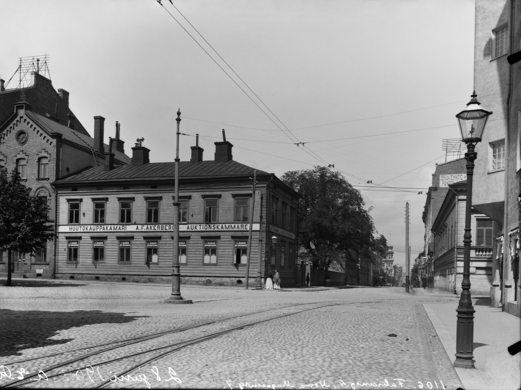 Pohjoinen Makasiinikatu 7 - Fabianinkatu 4, Huutokauppakamari A. F. Åkerberg (rakennus purettu 1904). Vasemmalla Kasarmitori.