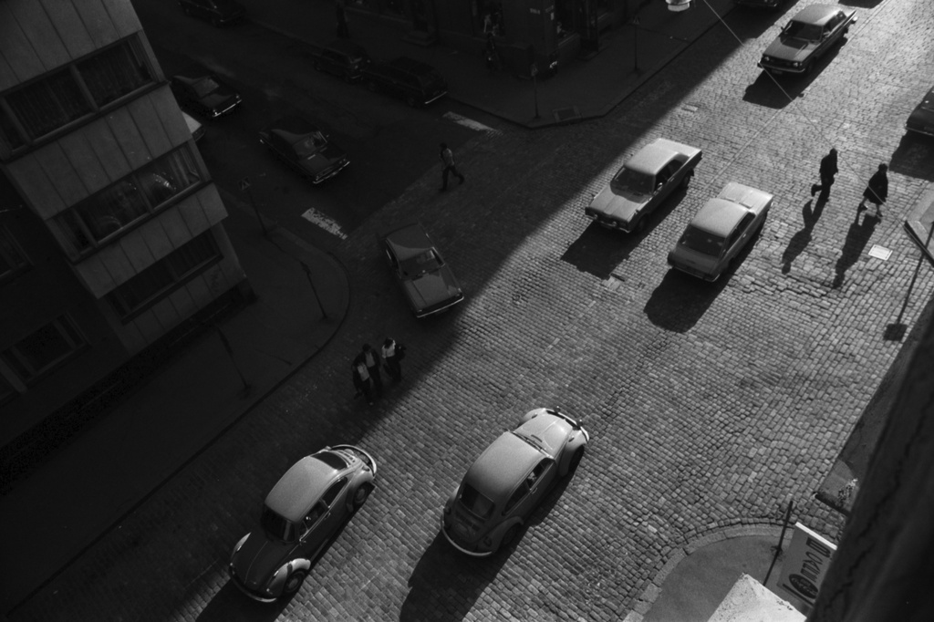 Liisankatu. Autoja aurinkoisella nupukivikadulla iltapäivän ruuhka-aikaan Liisankadun ja Meritullinkadun risteyksessä. Kuvattu Liisankatu 7:n neljännen kerroksen ikkunasta.