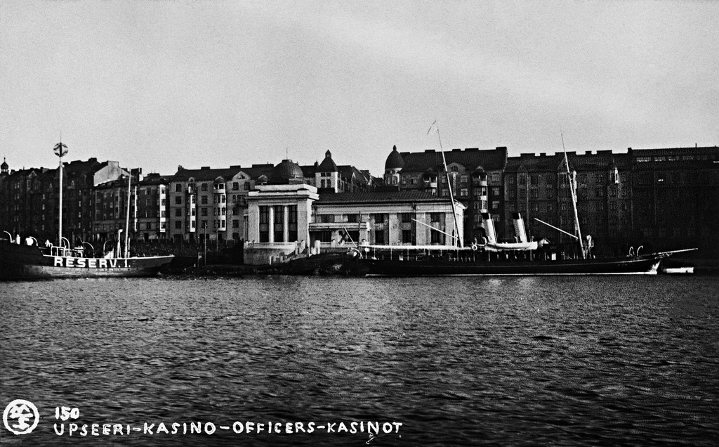 Katajanokka, pohjoisrantaa. Laivastokatu 1. Keskellä Katajanokan kasino (Upseerikasino), Taustalla Laivastokatu 2, 4, 6, 8, 10, 12. Laiturissa Merenkulkuhallituksen tarkastusalus s/s Eläköön.