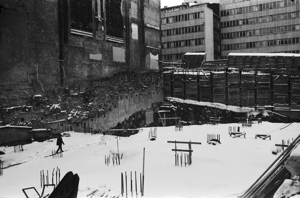 Kluuvi, Yliopistonkatu 5. Luminen rakennustyömaa, entinen Heimolan talon tontti, Hallituskadun (nyk. Yliopistonkadun) ja Vuorikadun kulmassa.