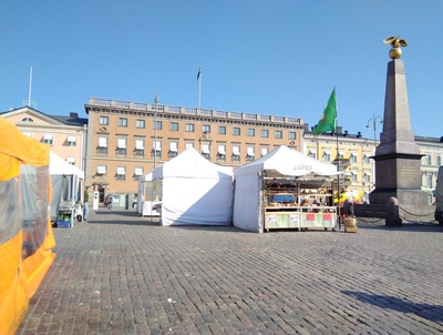 Venäläisiä jäätelökauppiaita Kauppatorilla rephoto