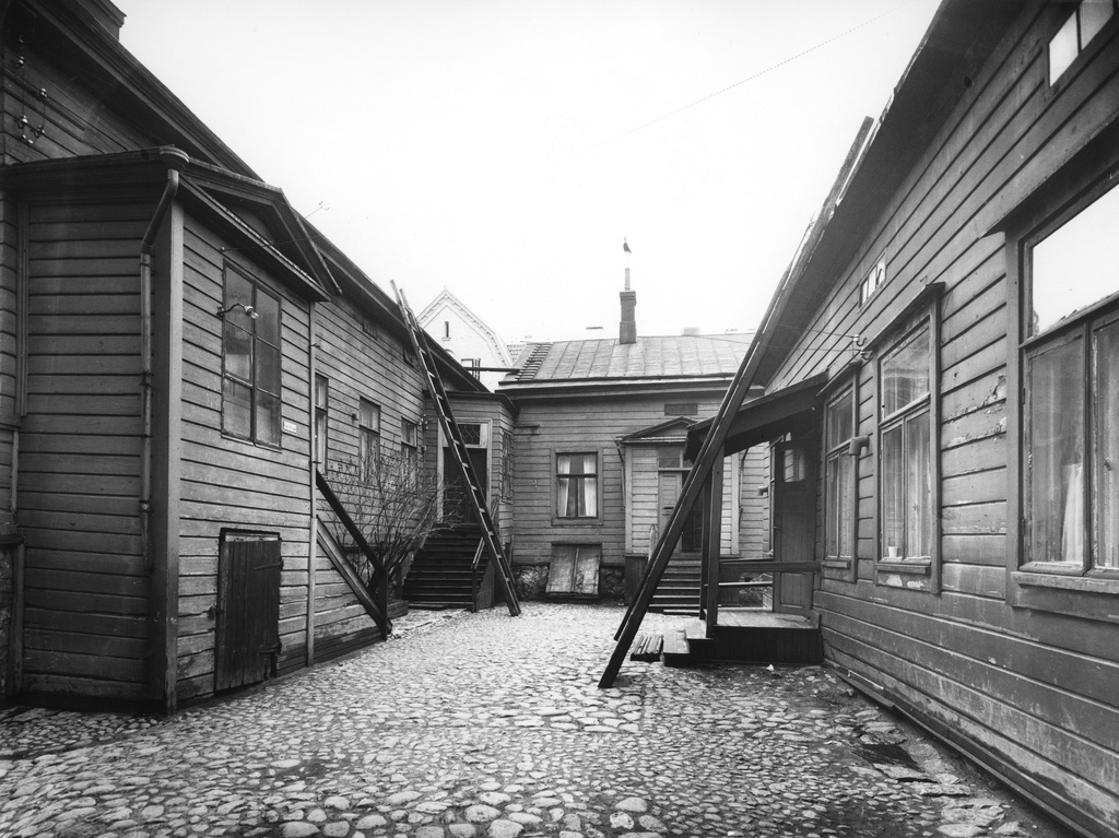 Kirkkokatu 12, piha.