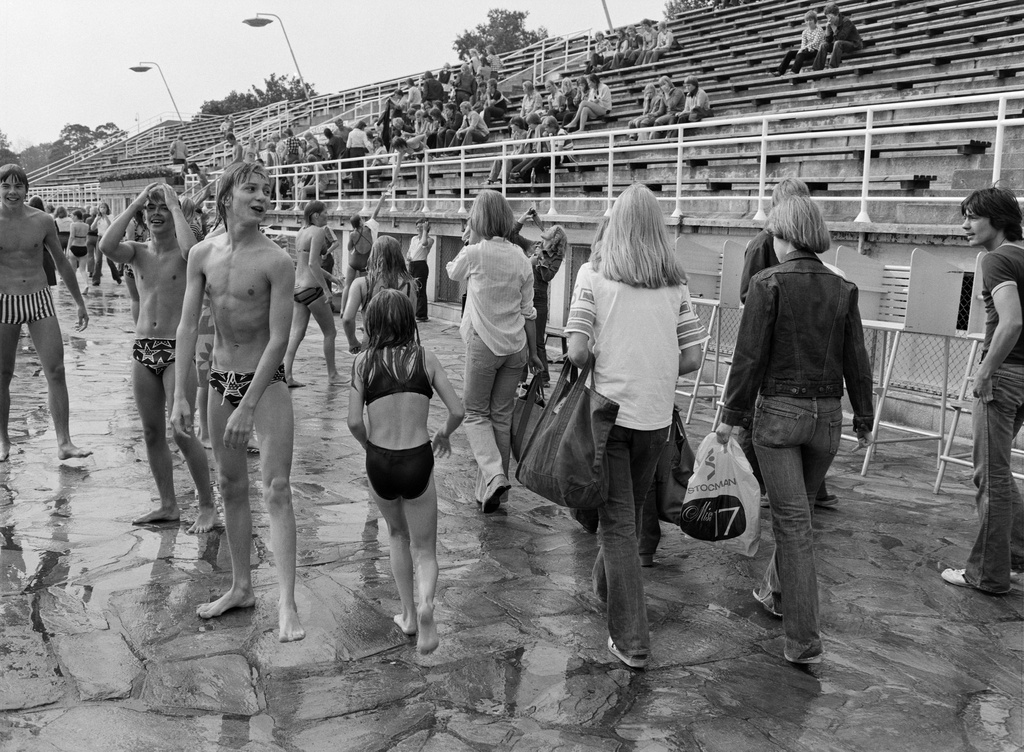 Koululaisia uimastadionilla.