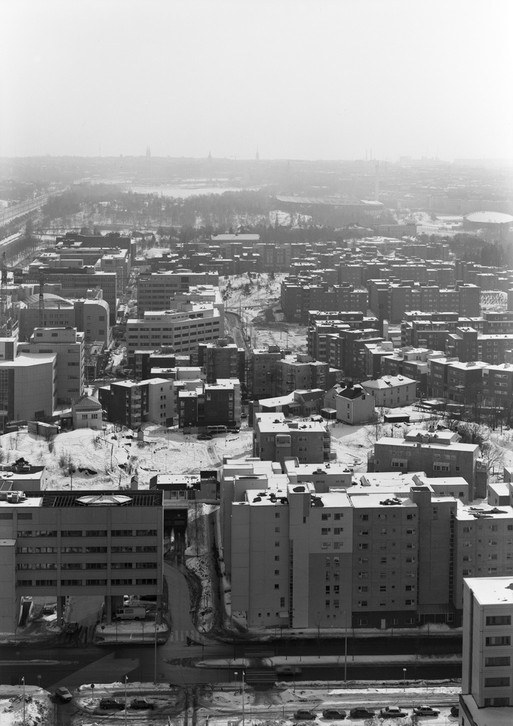 Panoraama Pasilan linkkitornista etelään. Etualalla Radiokatu 2, 4, 6. Keskellä Hertanmäen puutalot.