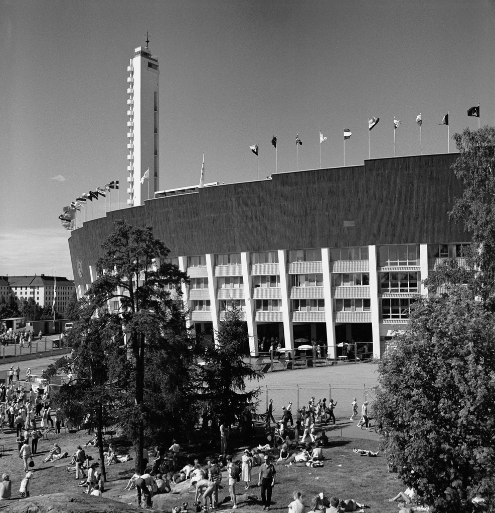 Yleisurheilun ensimmäiset maailmanmestaruuskisat Olympiastadionilla. Kisavieraita Eläintarhan puistossa.