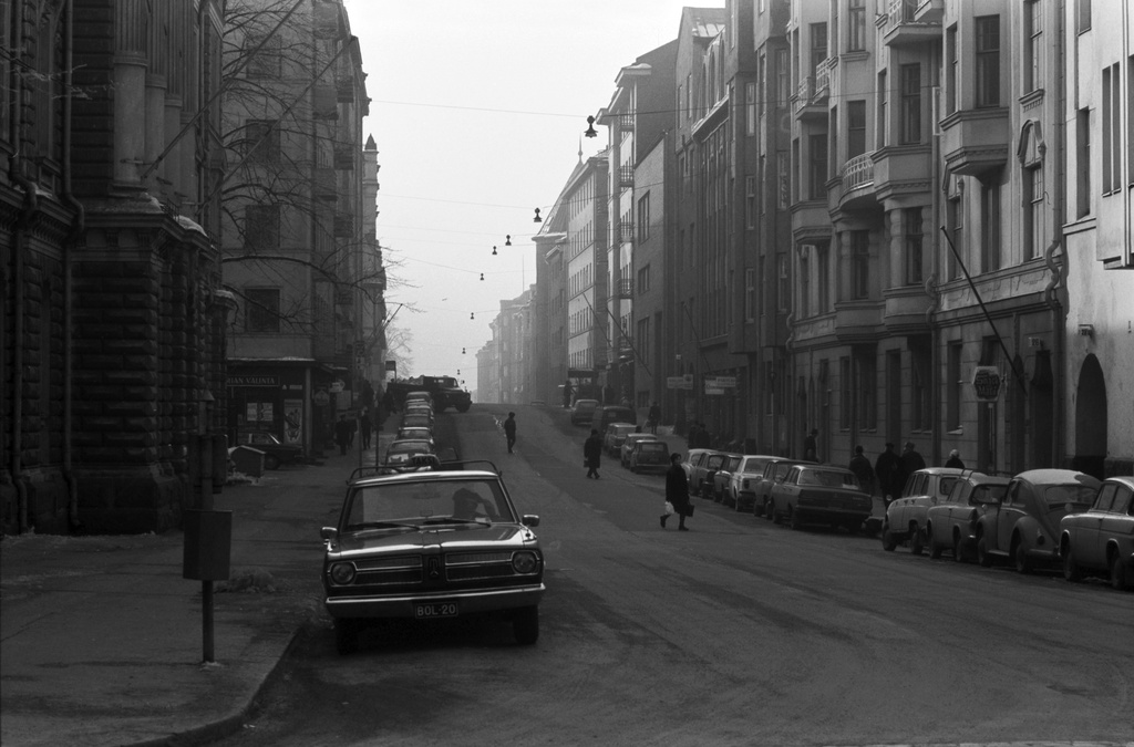 Mariankatu. Näkymä Mariankadulta talvipäivän matalassa valossa Liisankadun kulmasta etelään. Vasemmalla taksi tolpalla Mariankatu 23:n edustalla.