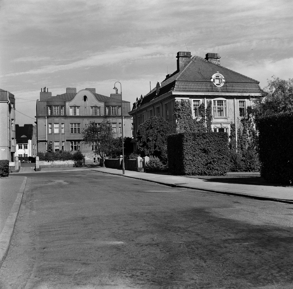 Engelinaukio 8, Engelinaukio 6 (-Armfeltintie 12). Engelinaukio 8:n suunnitteli arkkitehti Jarl Eklund, rakennusvuosi 1914.  Engelinaukio 6:n suunnittteli arkkitehti John Wikander, rakennusvuosi 1914.