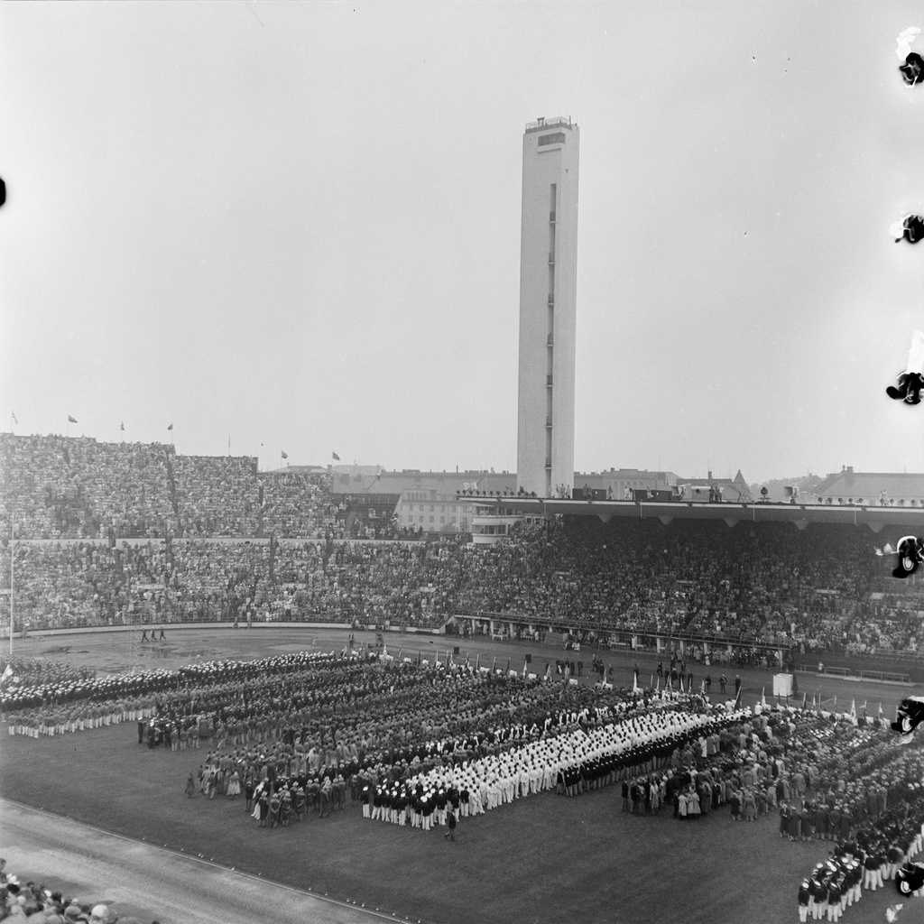 Helsingin olympialaiset 1952. Avajaiset 19.7. Olympiastadionilla. Osallistujamaiden joukkueet kentällä.