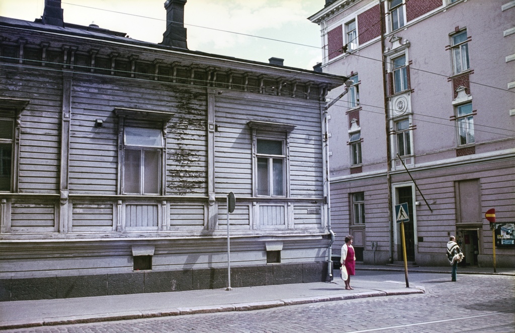 Kulmatalo osoitteessa Merimiehenkatu 13 ja Fredrikinkatu 21, lähikuva Fredrikinkadun puolelta.