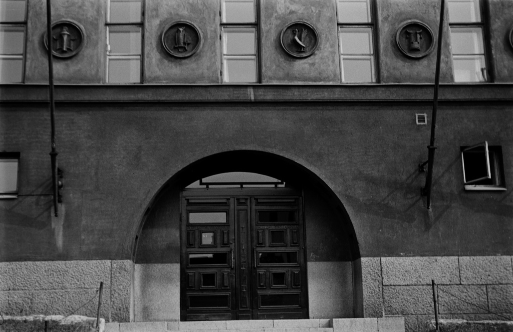 Kallion yhteiskoulun sisäänkäynti, myöhemmin Kallion lukio. Väinö Vähäkallion suunnittelema koulurakennus valmistui 1920-luvun lopulla.