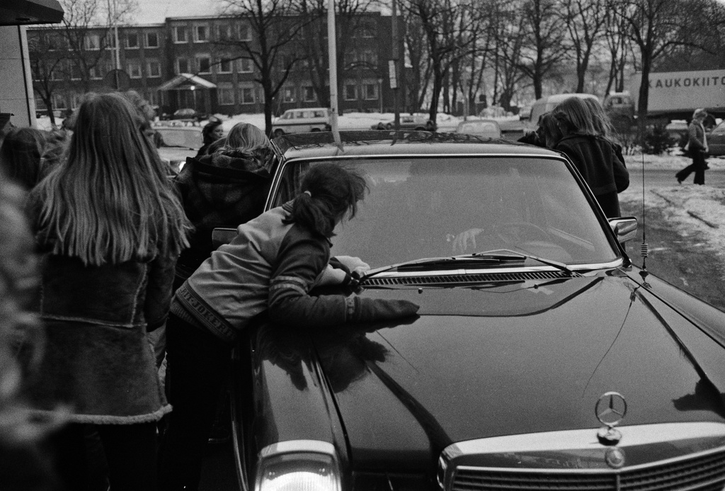 Bay City Rollers -yhtyeen faneja hotelli Hesperian edustalla yhtyettä kuljettavan auton ympärillä.