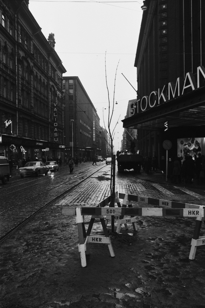 Kluuvi, Aleksanterinkatu. Puomien ympäröimä verivaahtera Stockmannin tavaratalon edustalla. Liikennepoliittinen yhdistys Enemmistö ry istutti puun Aleksanterinkadulle Helsinki-päivänä 12.6.1970, kävelykatukokeilun avajaispäivänä. Näkymä itään, Senaatintorin suuntaan.