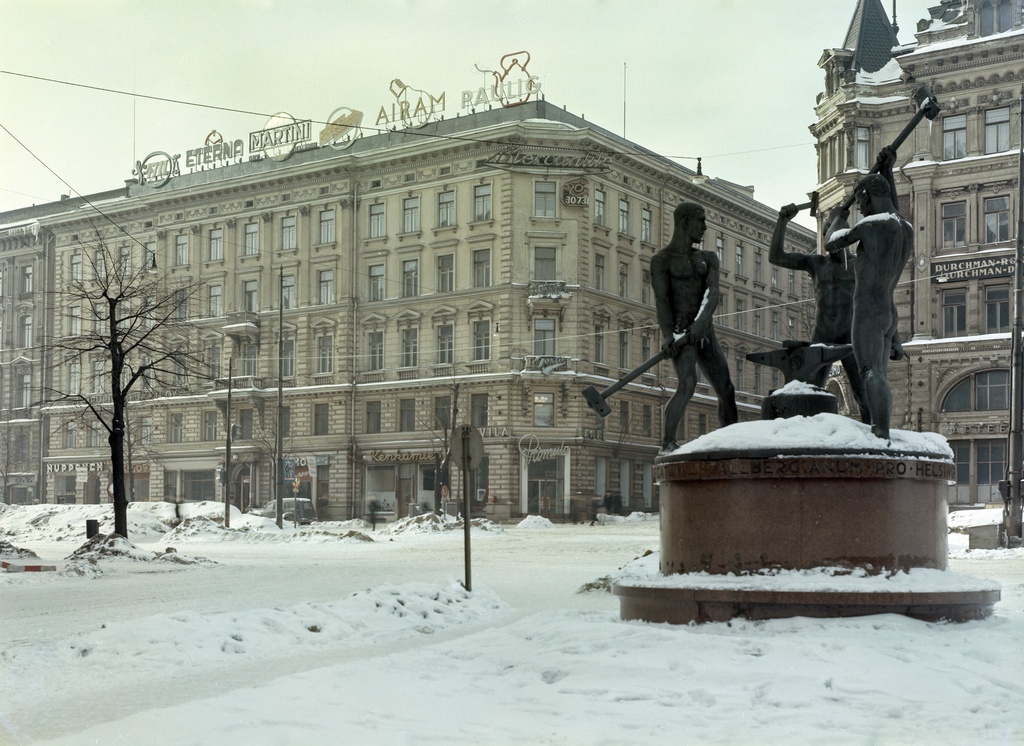 Mannerheimintie 12 talvella. Etualalla oikealla Kolmen sepän patsas (Felix Nylund 1932).