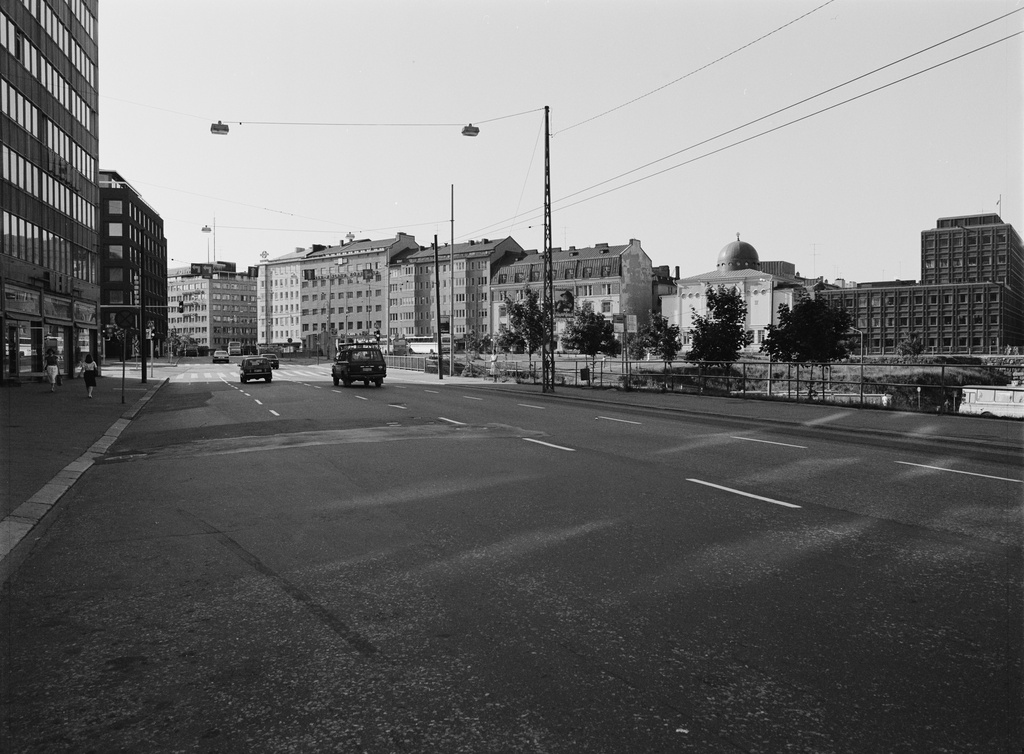 Näkymä Runeberginkadulta Malminkadulle päin.  Taustalla Malminrinne 2, Malminkatu 20, 22, 24, 26, 28.