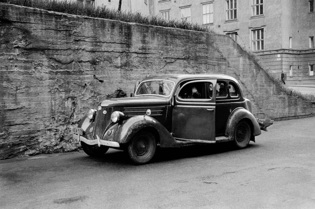 Ford vm. 1936 henkilöauto Agricolankuja 2:n edessä.