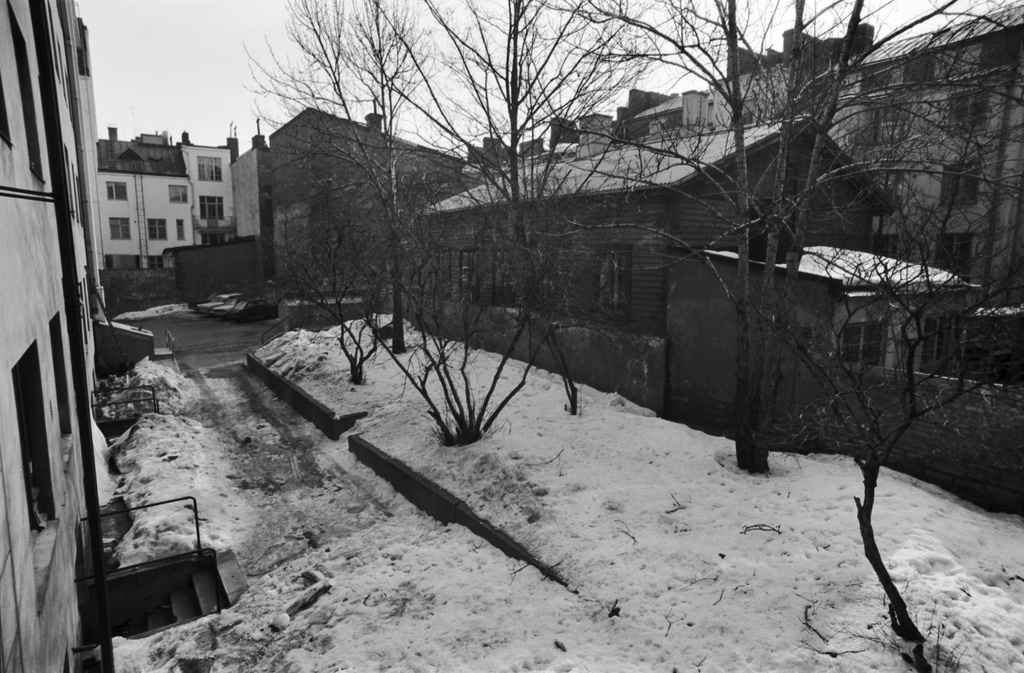 Tarkk?ampujankatu 14, 12, sisäpiha. Puutalo Jääkärinkatu 9 pihalla. Taustalla Jääkärinkatu 7.