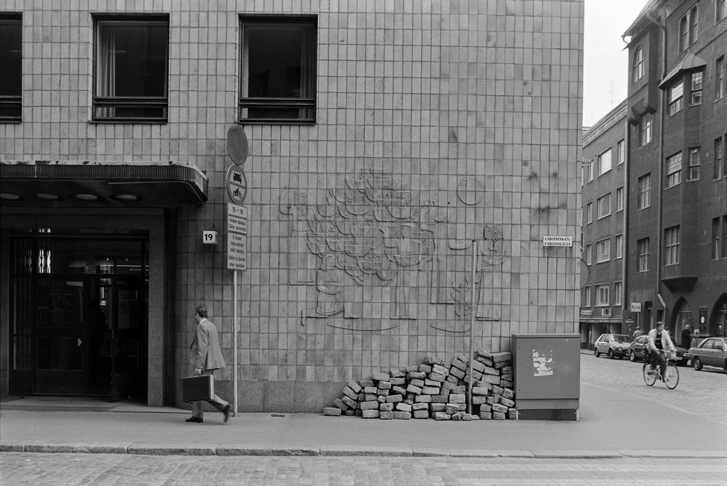 Postipankin talon kulmaus, Fabianinkatu 19. - Pohjoinen Makasiinikatu. Seinässä Gunnar Finnen reliefi Säästäjä (1942).