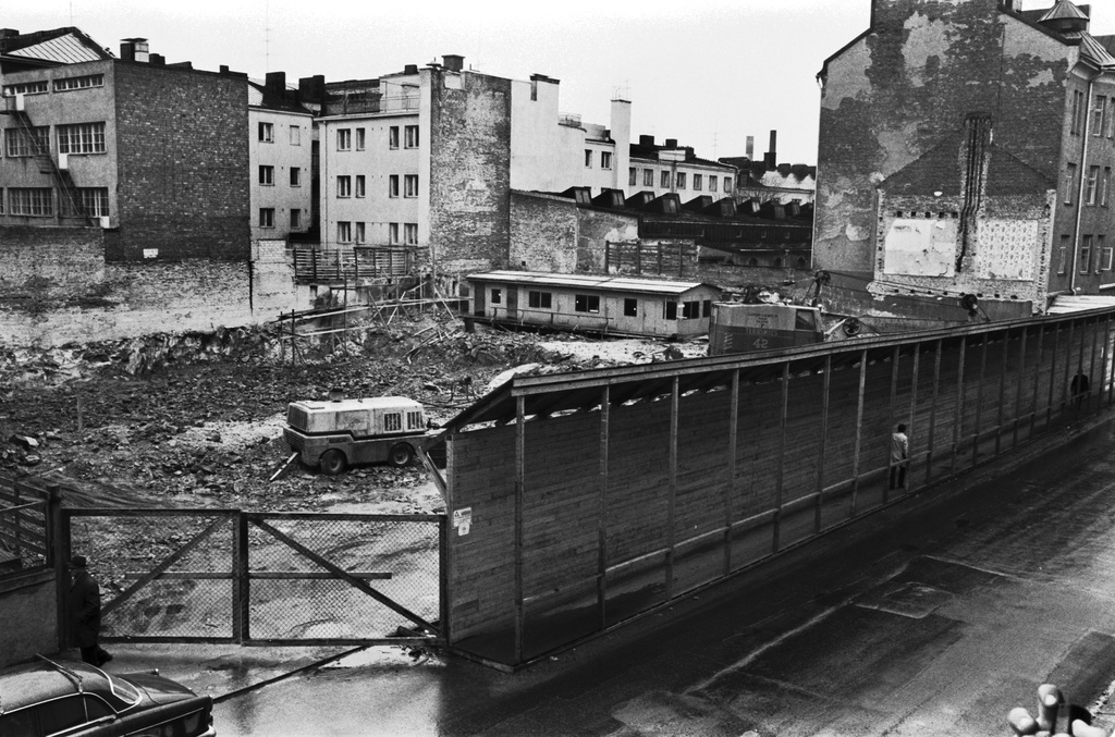 Punavuorenkatu 14. Rakennustyömaan kuoppa Punavuorenkadutu 14:ssä. Taustalla Merimiehenkadun varrella olevia kerrostaloja.
