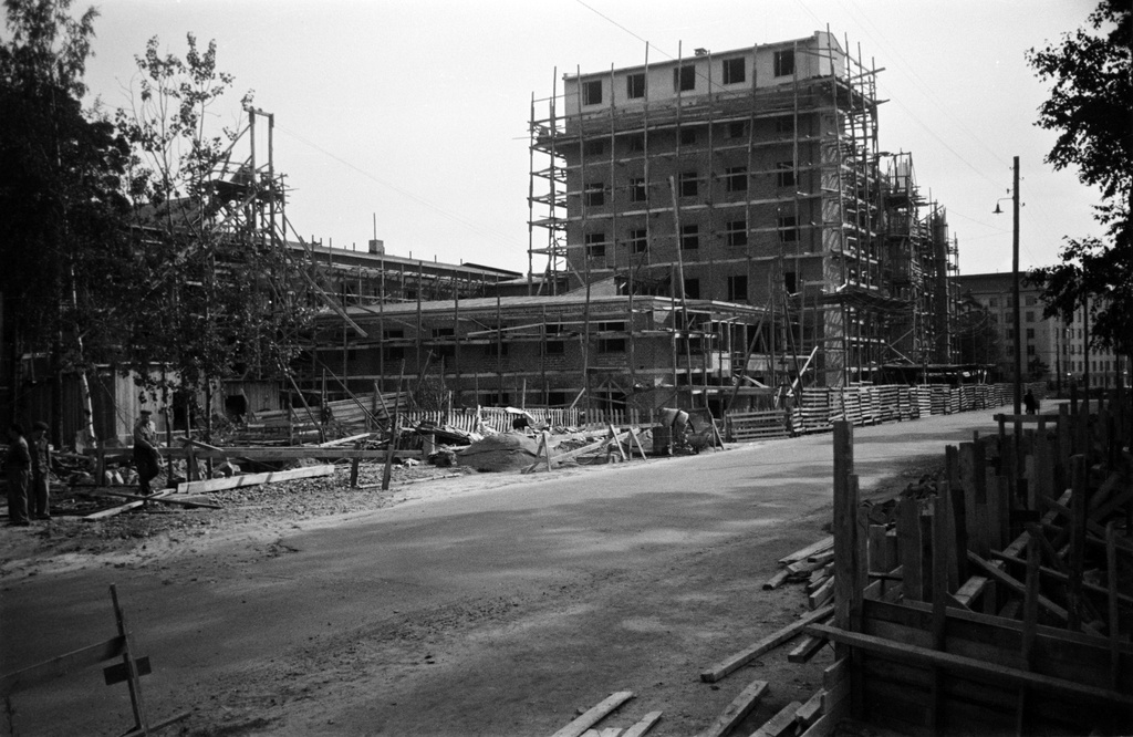Haartmaninkatu 1. - Topeliuksenkatu 30. Työterveyslaitoksen talo rakenteilla. Rakennus valmistui keväällä 1951.