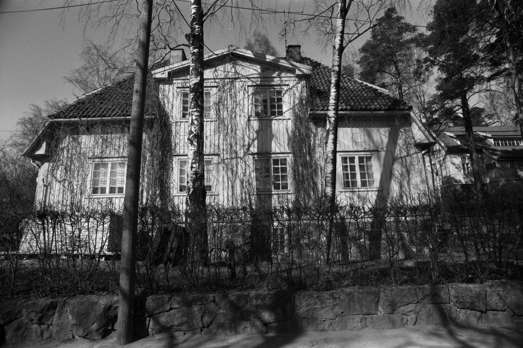 Puurakenteinen omakotitalo Kulosaaressa. Rakennus Kulosaaren huvila-alueella. Rakennusvuosi 1919.