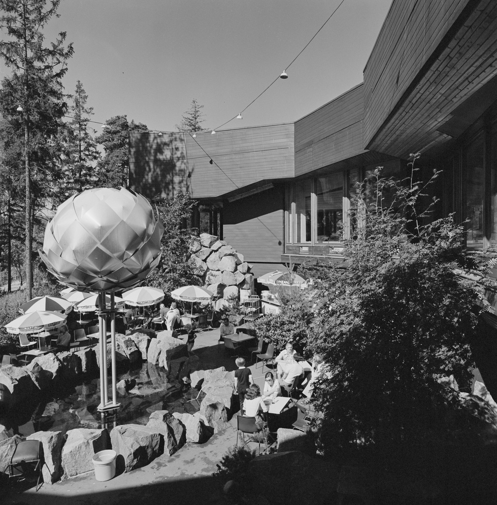 Ravintola Dipolin ulkoilmaterassi Teknillisen korkeakoulun ylioppilaskunnan ylioppilastalo Dipolissa.  Otaniemi, Espoo.