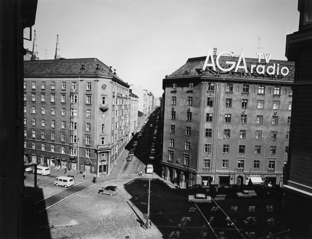 Tarkk`ampujankatu Viiskulmasta päin. Vasemmalla Laivurinrinne 1, oikealla Laivurinkatu 43.