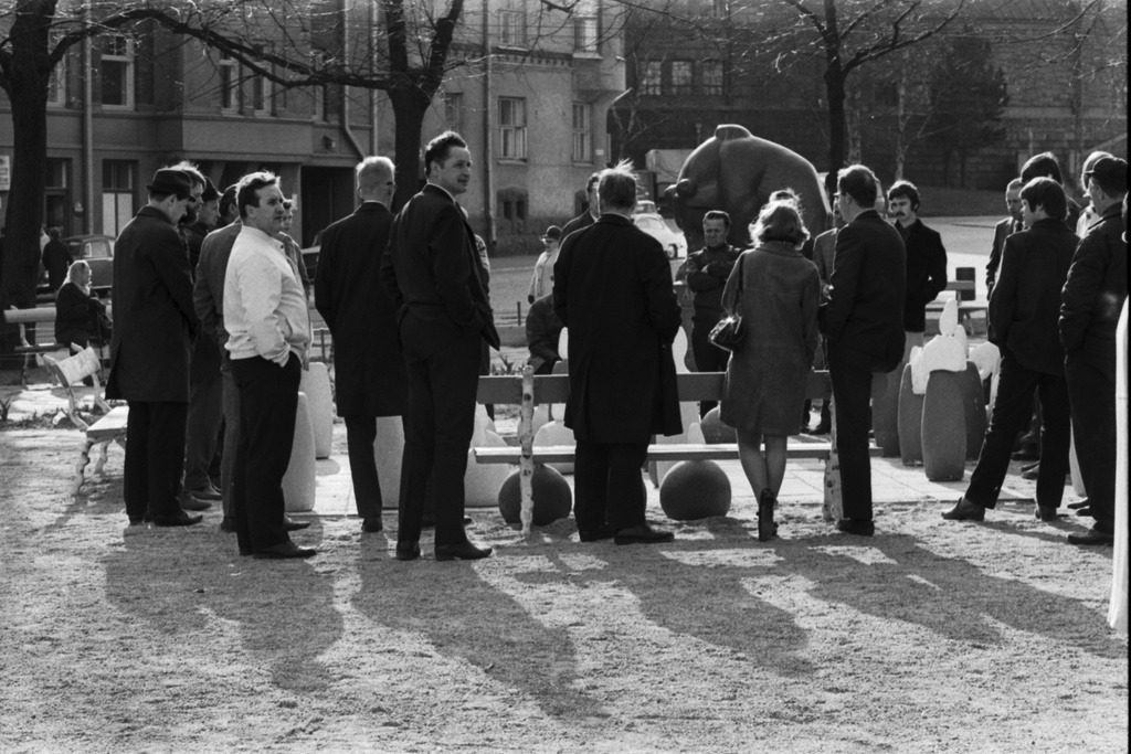 Karhupuisto. Helsingin juhlaviikot. Ihmisiä maassa olevan suuren shakkilaudan äärellä Karhupuistossa.