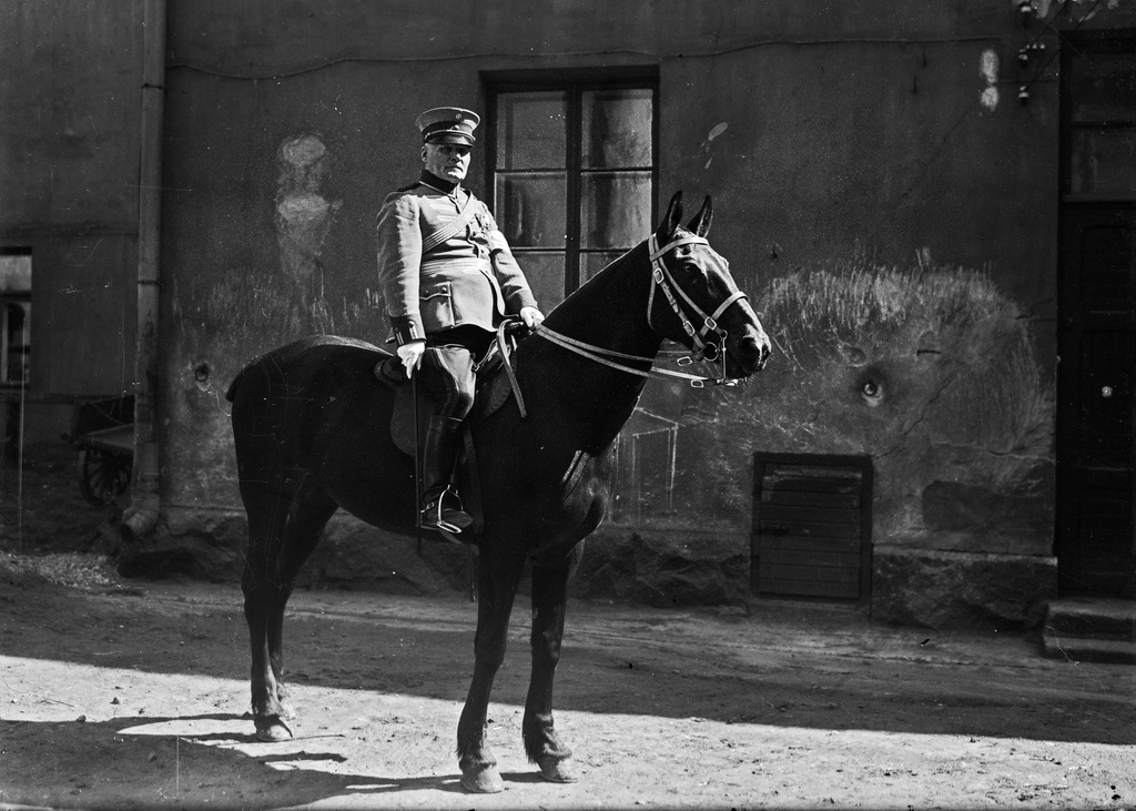 Helsingin ratsastavan poliisin pitkaikainen päällikkö komisario Pekka Kuokkanen (1907-1930)ratsuineen Sofiankatu 3:n sisäpihalla.