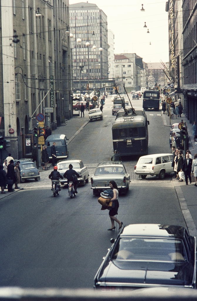 Liikennettä Fredrikinkadun ja Eerikinkadun risteyksessä.