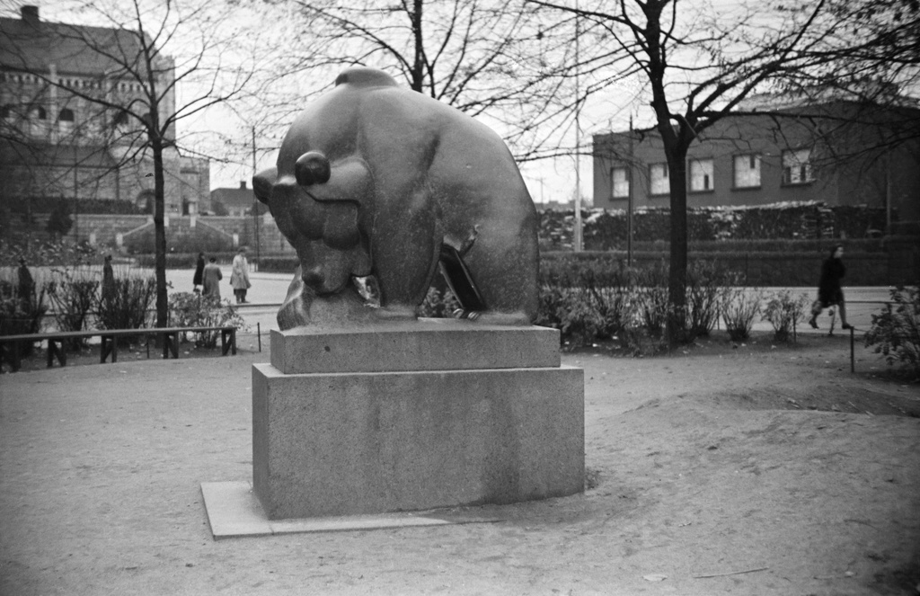 Karhupuisto, Jussi Mäntysen veistos Mesikämmen muurahaispesällä (1931).