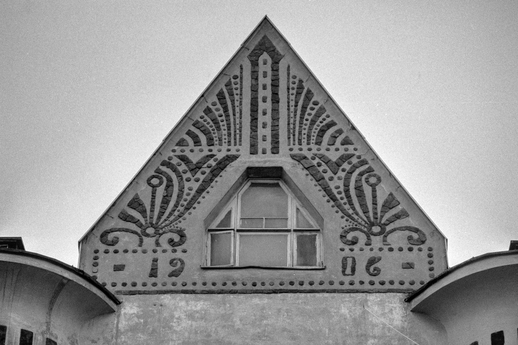 Asunto Oy Ihantola. Jugendtyylisen rakennuksen on suunnitellut O. E. Koskinen. Rakennus on valmistunut 1907. Yksityiskohta julkisivusta.