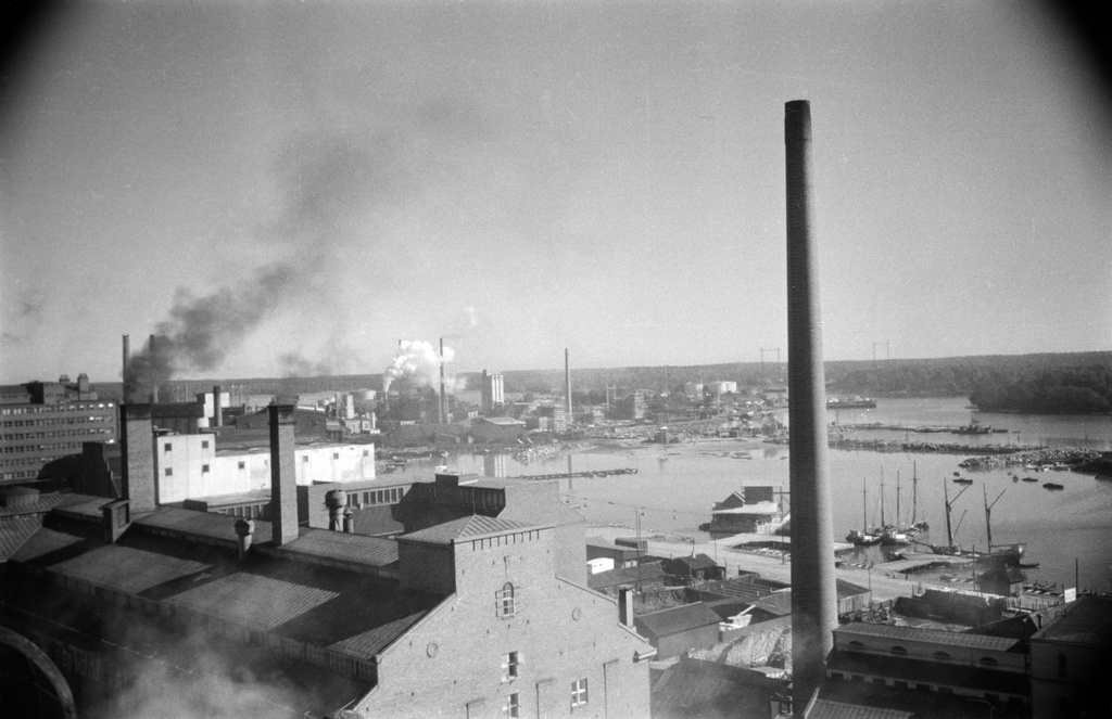 Sörnäisten teollisuusaluetta. Etualalla Elannon leipomo ja mylly. Kaikukatu 4. - Lintulahdenkuja 4a. Taustalla Sörnäisten satamaa ja voimala-aluetta.