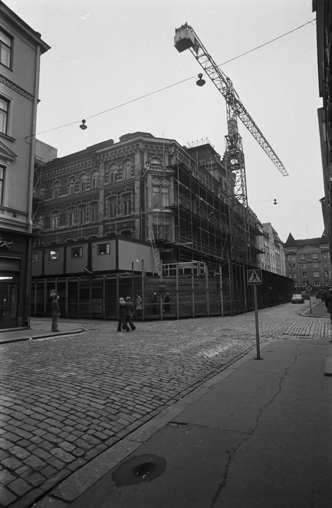 Eerikinkatu 3. Remontoitava talo Eerikinkadun ja Annankadun kulmassa. Näkymä Yrjönkadun suuntaan.