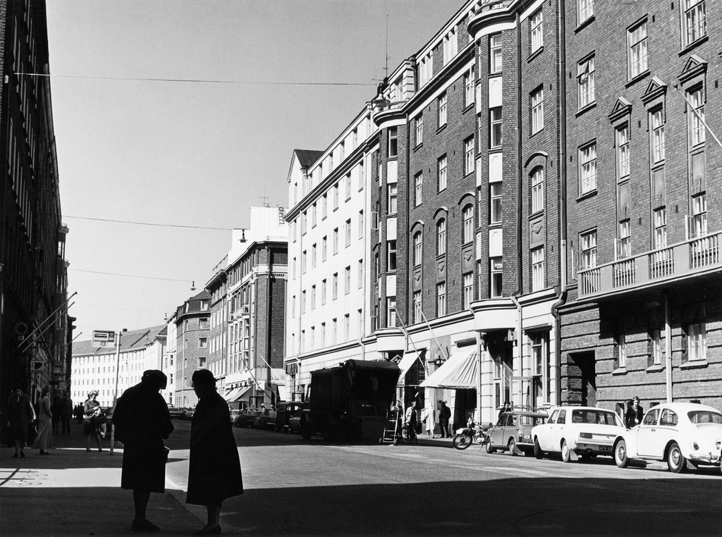 Museokatu 13, 15, 17, 19, 25, 27, 29, pyöreäkulmainen rakennus taustalla on Oksasenkatu 8.