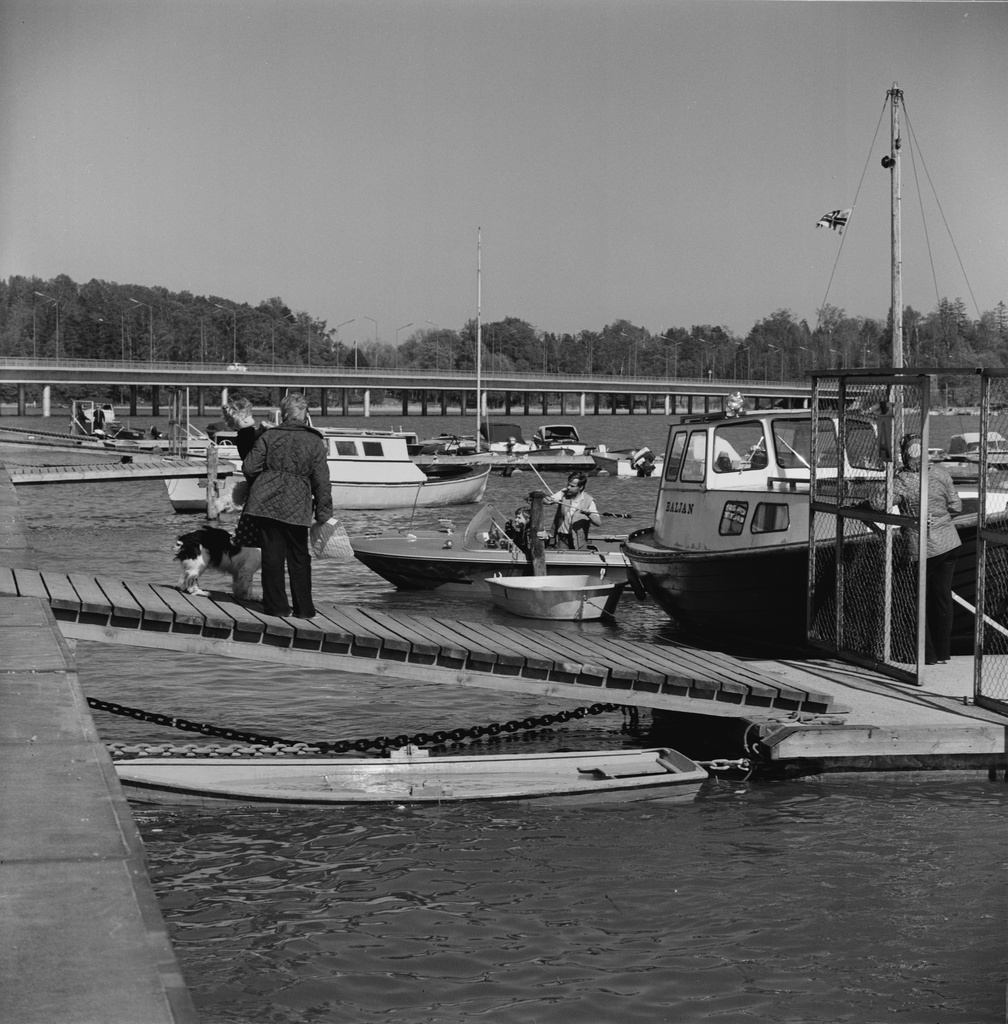 Puotilan venesatama, Meripellontie 11, Vartiokylän lahden rannalla. Taustalla Vuosaaren silta.