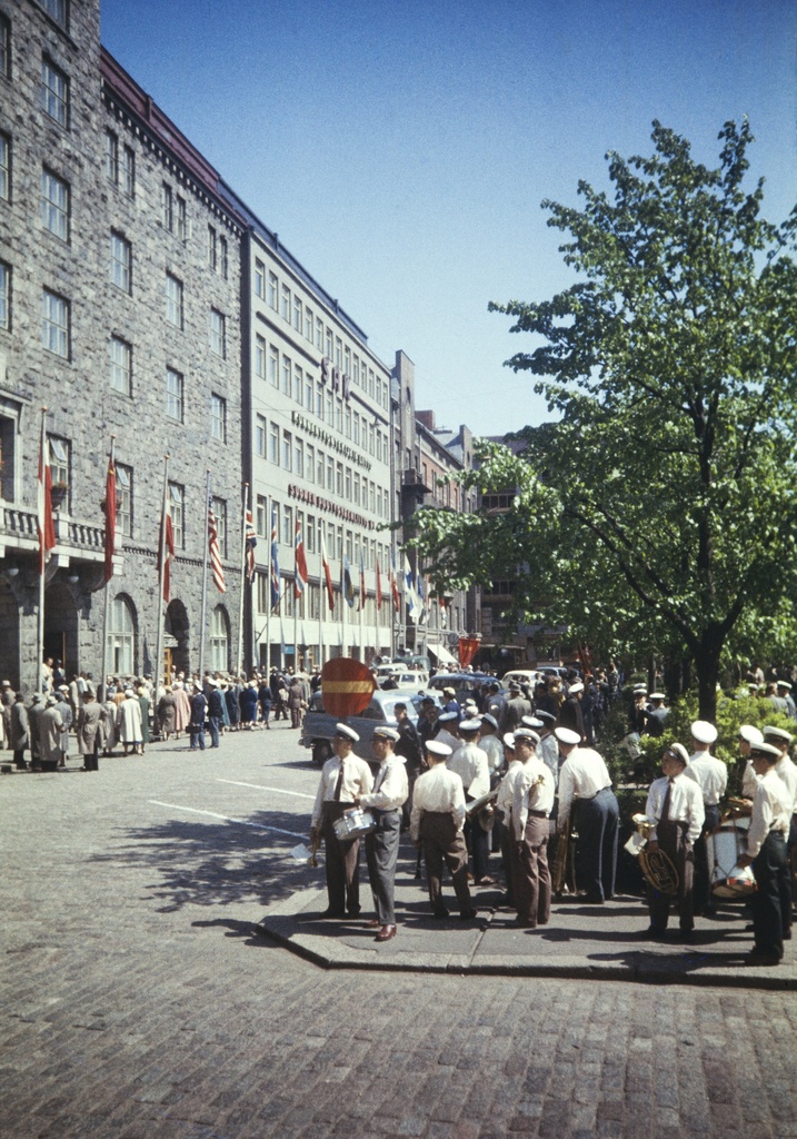 Ihmisiä Paasivuoren puistikossa Siltasaaressa. Taustalla näkyy SAK:n rakennus. mahd. SAK:n 50-vuotisjuhla 9.6.1957.