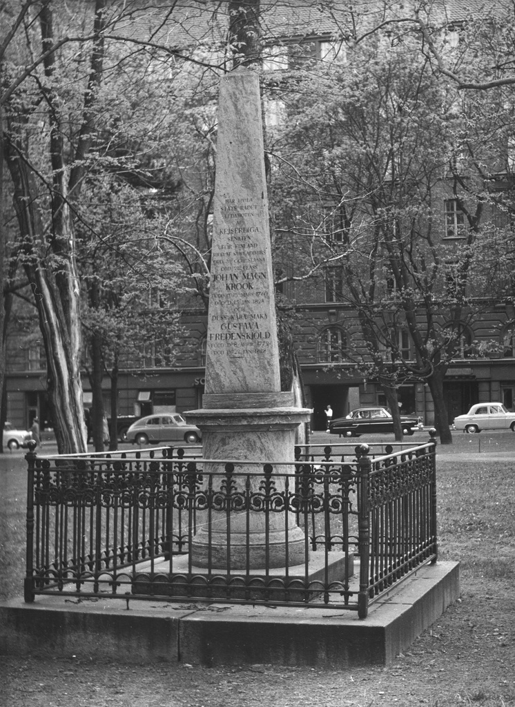 Vanha kirkkopuisto. Hautakivi: Johan Magnus Krook (1760-1828), senaattori ja hänen puolisonsa Gustava Fredenskjöld (1772-1828).