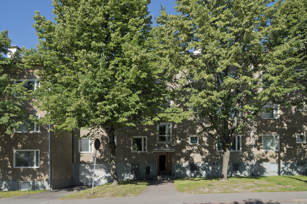 1950 -luvun lähiöarkkitehtuuria Maunulan Sahanmäessä, kerrostalomiljöö, Rajametsäntie 28. Hilding Ekelundin suunnittelema asuinalue on maisemallisesti ja rakennustaiteellisesti merkittävä kokonaisuus.