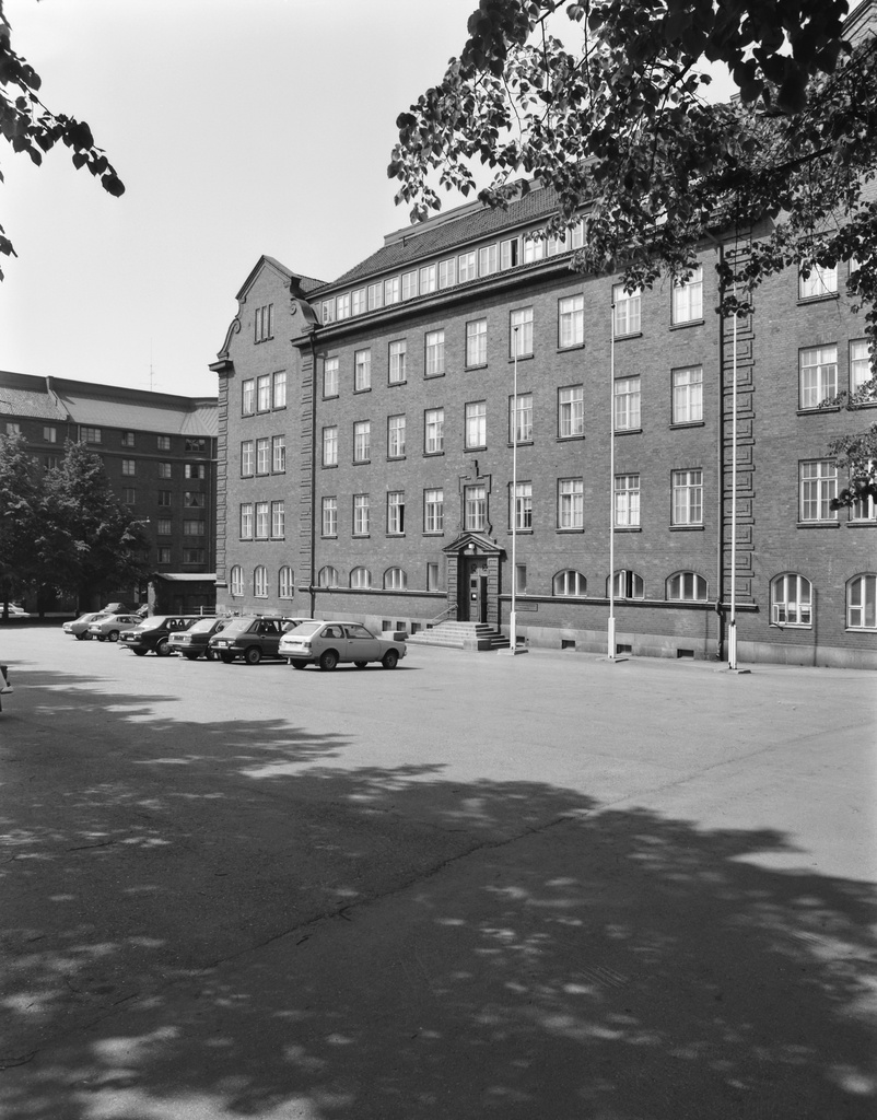 Runeberginkatu 22-24 pihan puolelta katsottuna. Rakennus on nykyisin Chydenia, Aalto-yliopistoon kuuluvan kauppakorkeakoulun rakennus. Rakennuksen suunnitteli Olli Tarjanne ja se valmistui vuonna 1924 koulurakennukseksi. Vuodesta 1934 lähtien rakennuksessa toimi Tyttönormaalilyseo. Kauppakorkeakoululle rakennus siirtyi vuonna 1970.