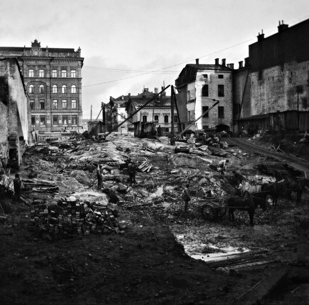 Kadunrakennustöitä nykyisen Keskuskadun (entinen Hakasalmenkatu) kohdalla vuonna 1918. Kuva on julkaistu Veckans Krönikassa 30.11.1918 otsikolla ?Minne uusi Keskuskatu tullaan rakentamaan?.